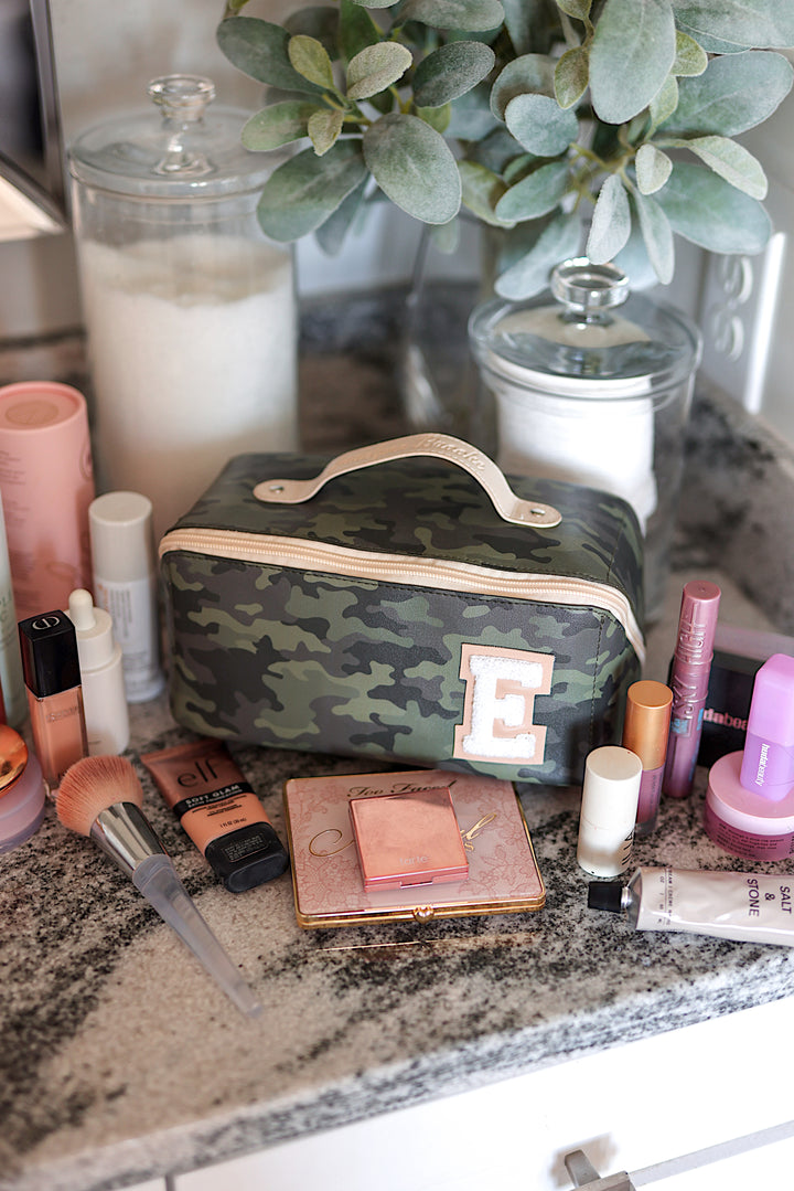 Camouflage makeup bag with zipper, personalized with an 'E', ideal for organizing beauty products.