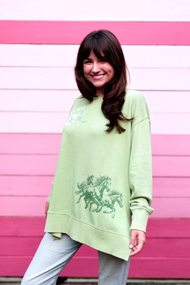 Light green oversized sweatshirt with horse print, perfect for casual wear and comfortable styling.